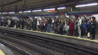 Aglomeraciones y malestar entre los madrileños por la huelga de transportes
