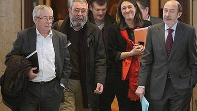 Rubalcaba apoya a CC.OO. y UGT en su petición de más tiempo para cumplir el déficit
