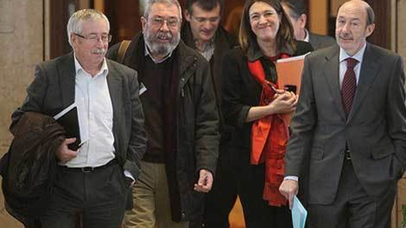 Rubalcaba apoya a CC.OO. y UGT en su petición de más tiempo para cumplir el déficit