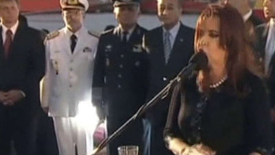 Cristina Fernández se da "baño de masas" en acto oficialista por llegada del Libertad