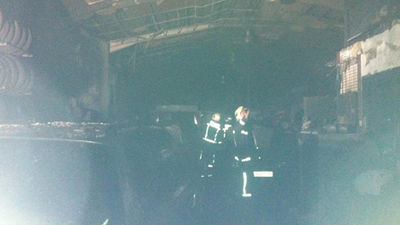 Un incendio en un taller mecánico de Mejorada del Campo calcina 15 coches