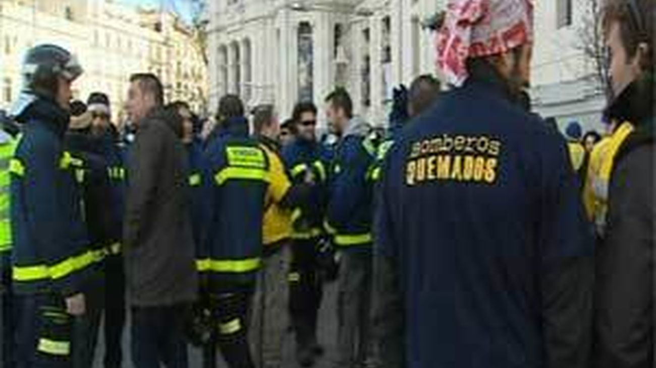 Concentración  de protesta de un centenar de bomberos frente al Ayuntamiento de Madrid