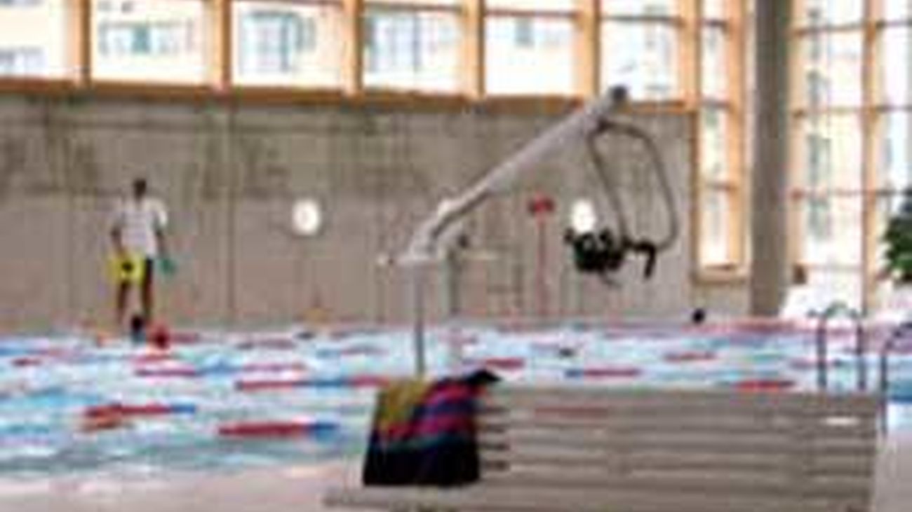 Un hombre de 70 años muy grave tras desvanecerse en un polideportivo de Barajas