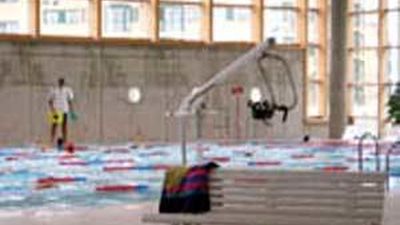 Un hombre de 70 años muy grave tras desvanecerse en un polideportivo de Barajas