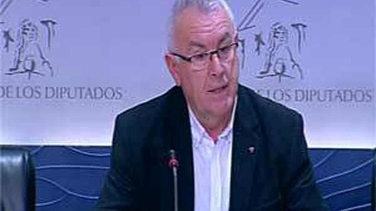 Cayo Lara: IU no votará en Cataluña una moción de marcado carácter independentista