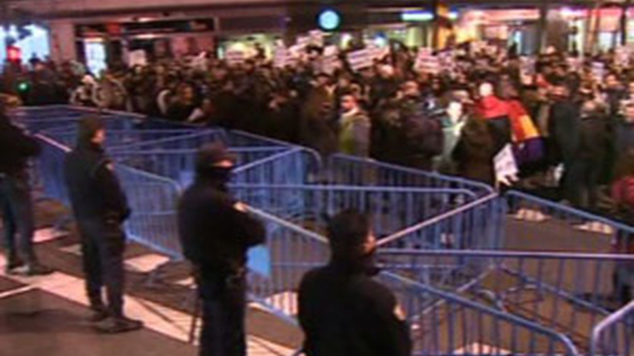 Cientos de ciudadanos rodean la sede del PP en Génova contra la corrupción