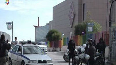 Dos guardias heridos leves al estallar un artefacto en un centro comercial