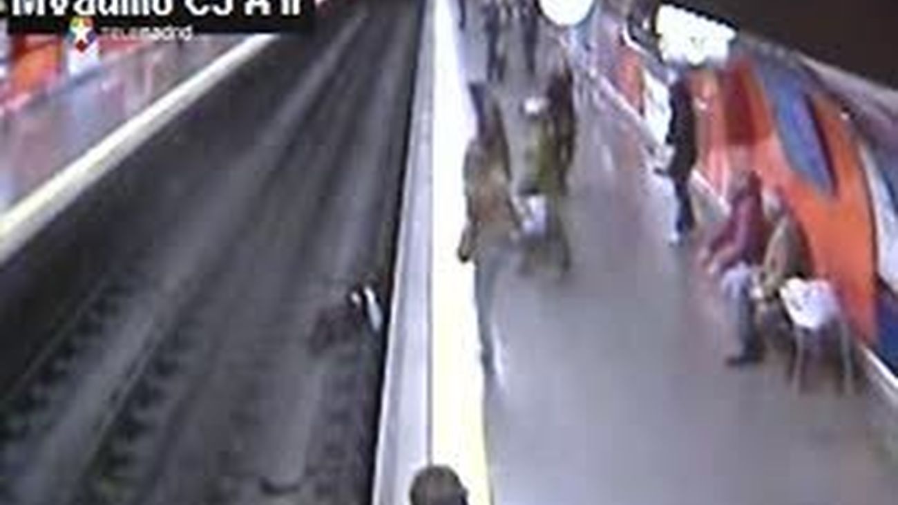 Un policía evita que el metro arrolle a una mujer que cayó a la vía