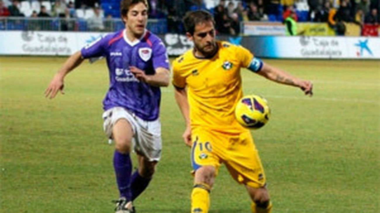El capitán del Alcorcón, Sergio Mora, en un lance del partido contra el Guadalajara
