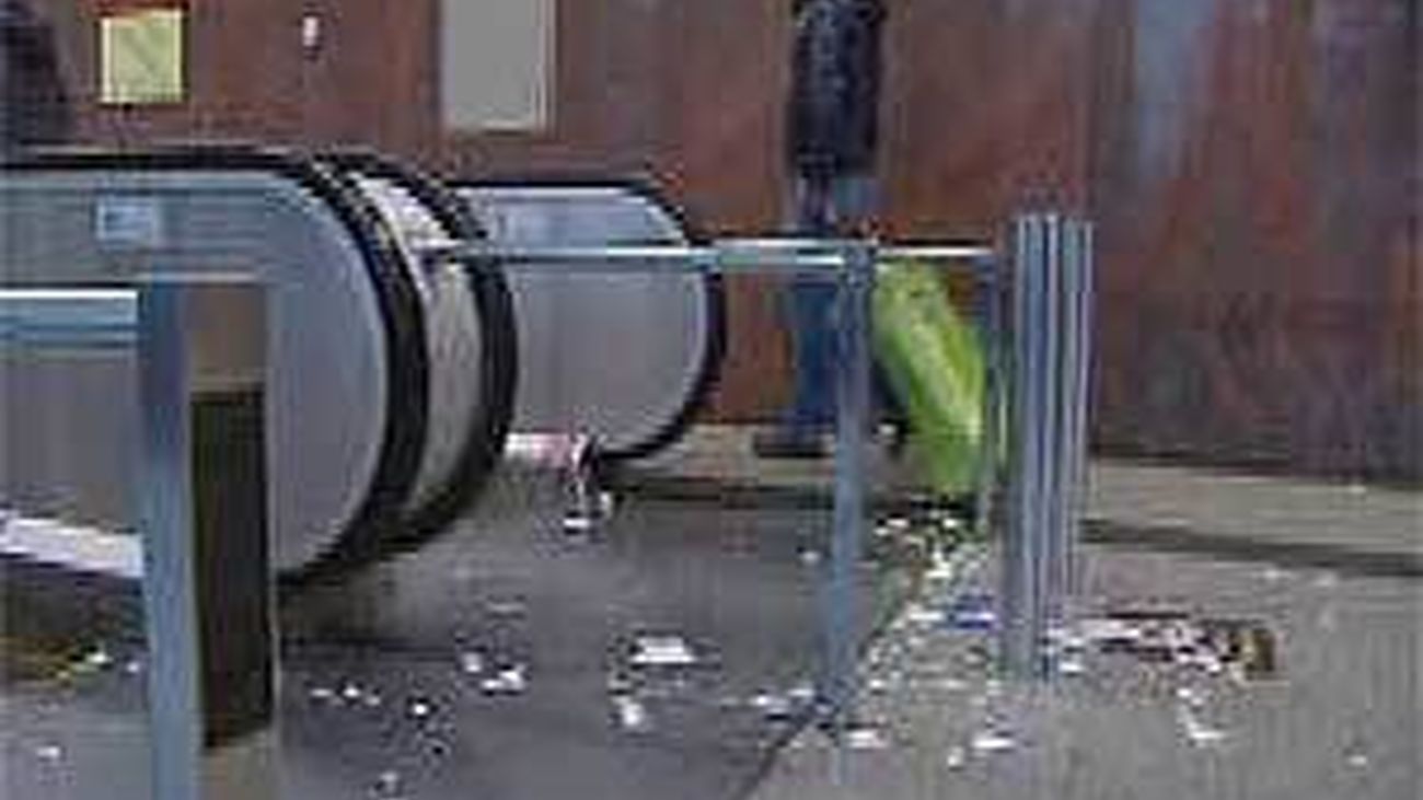 La basura sigue acumulándose en Barajas por la huelga de limpieza