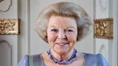 La reina Beatriz de Holanda anuncia su abdicación en el príncipe Guillermo