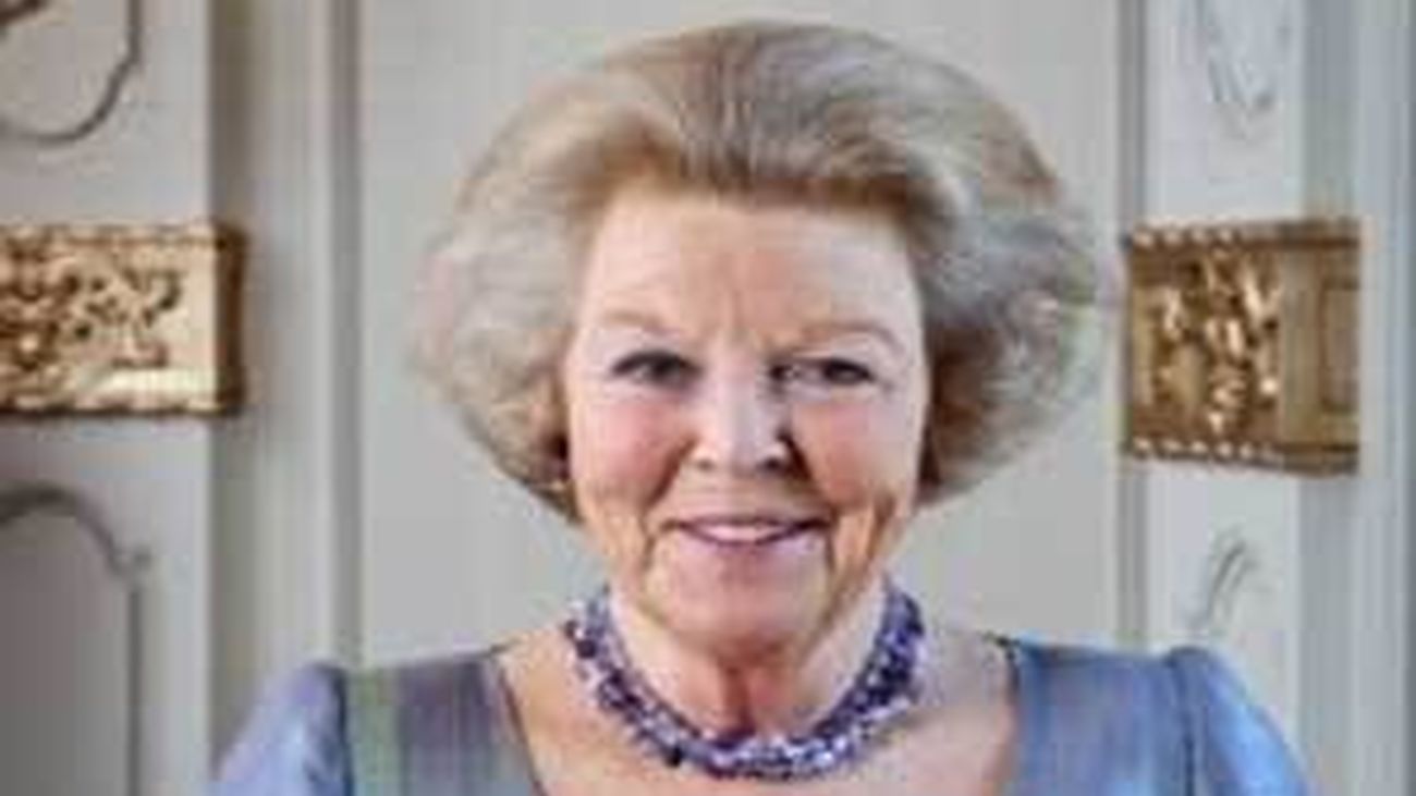 La reina Beatriz de Holanda anuncia su abdicación en el príncipe Guillermo
