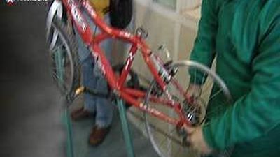 Un taller de reparación de bicis para reforzarla reinserción de menores infractores