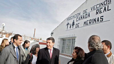 González visita la Cañada Real y se entrevista con sus vecinos