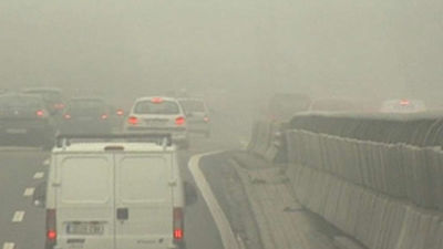 Un viernes con densa niebla en Madrid que dificulta el tráfico rodado