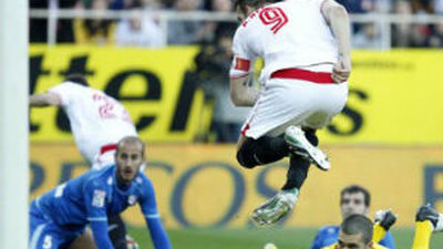 2-1. El Sevilla sufre ante el Rayo