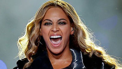 Beyoncé, un apagón y el beso de Bar Refaeli encendieron la Super Bowl