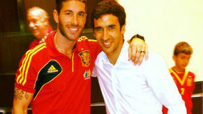 Raúl y Hierro visitan a la selección española