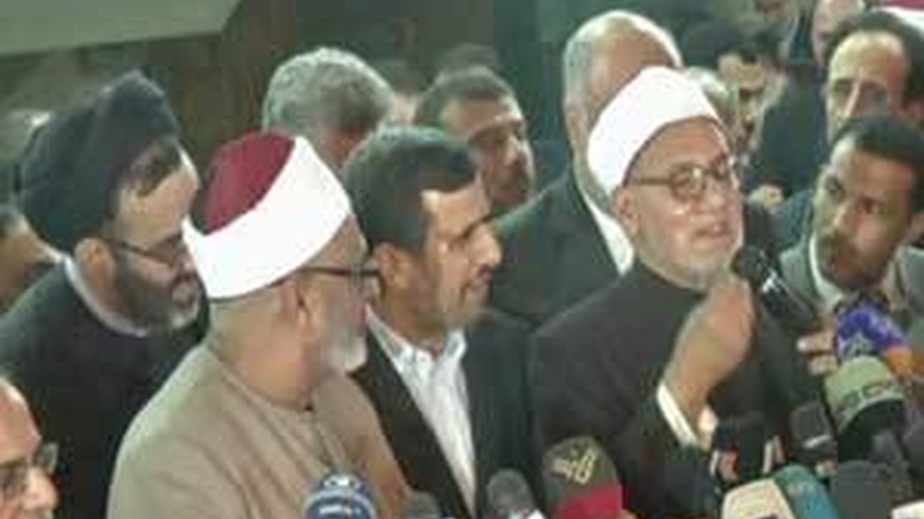 Detenidos cuatro sirios por tirar zapatos a Ahmadineyad en El Cairo