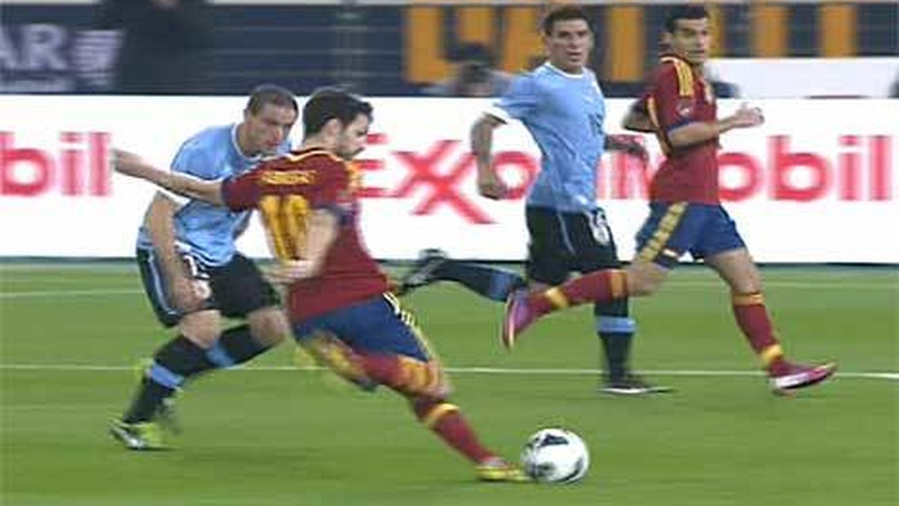 España impone su fuerza 3-1 a Uruguay
