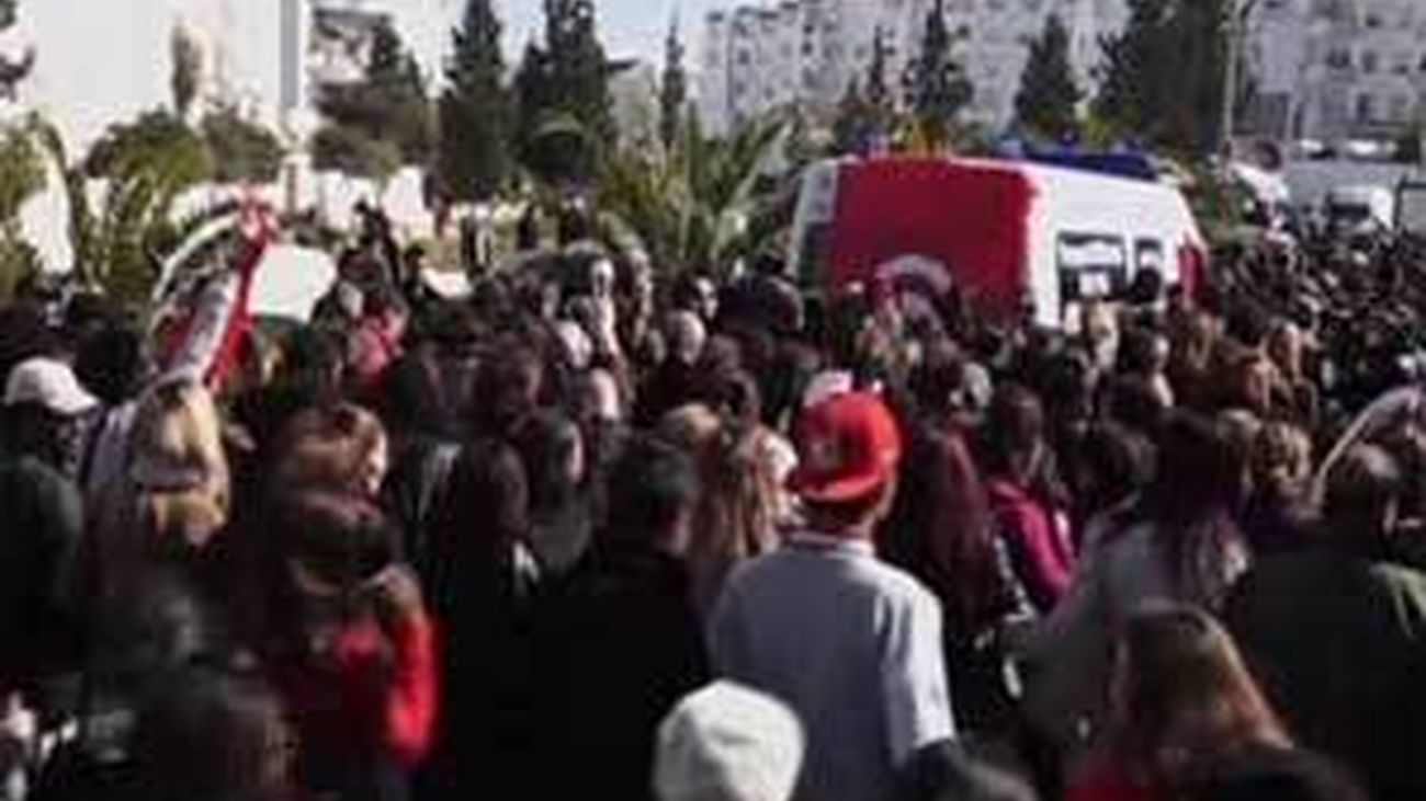 El asesinato de un líder opositor desata la indignación y tensión en Túnez