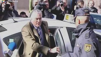 Bárcenas declara como imputado entre gritos de "chorizo"