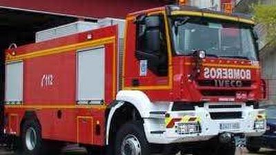 Los bomberos apagan un incendio en una nave  con 3.000 kilos de paja en Ciempozuelos