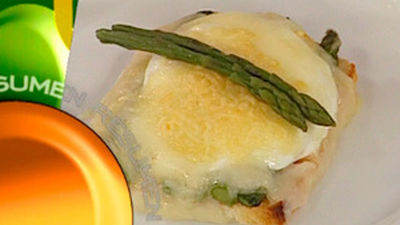 ¿Qué comemos hoy? Receta: Huevos gratinados con salmón y espárragos