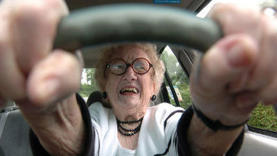 La mujer conduciendo y el hombre de copiloto, la pareja más segura al volante