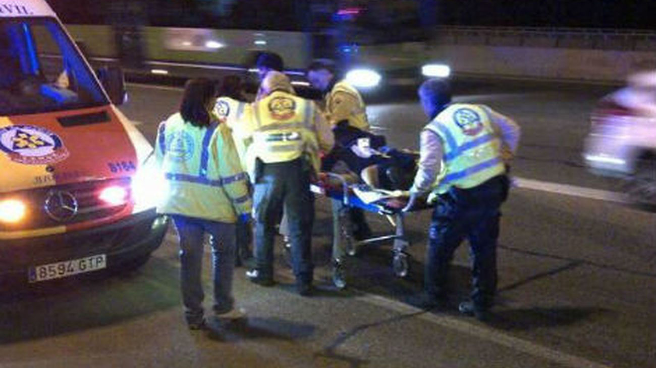 Fallece un motorista al perder el control de su scooter y chocar con una farola en Madrid