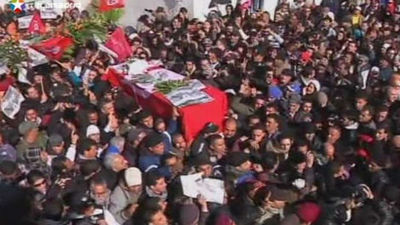 La Policía tunecina lanza gases lacrimógenos en el funeral de Chukri Bel Aid
