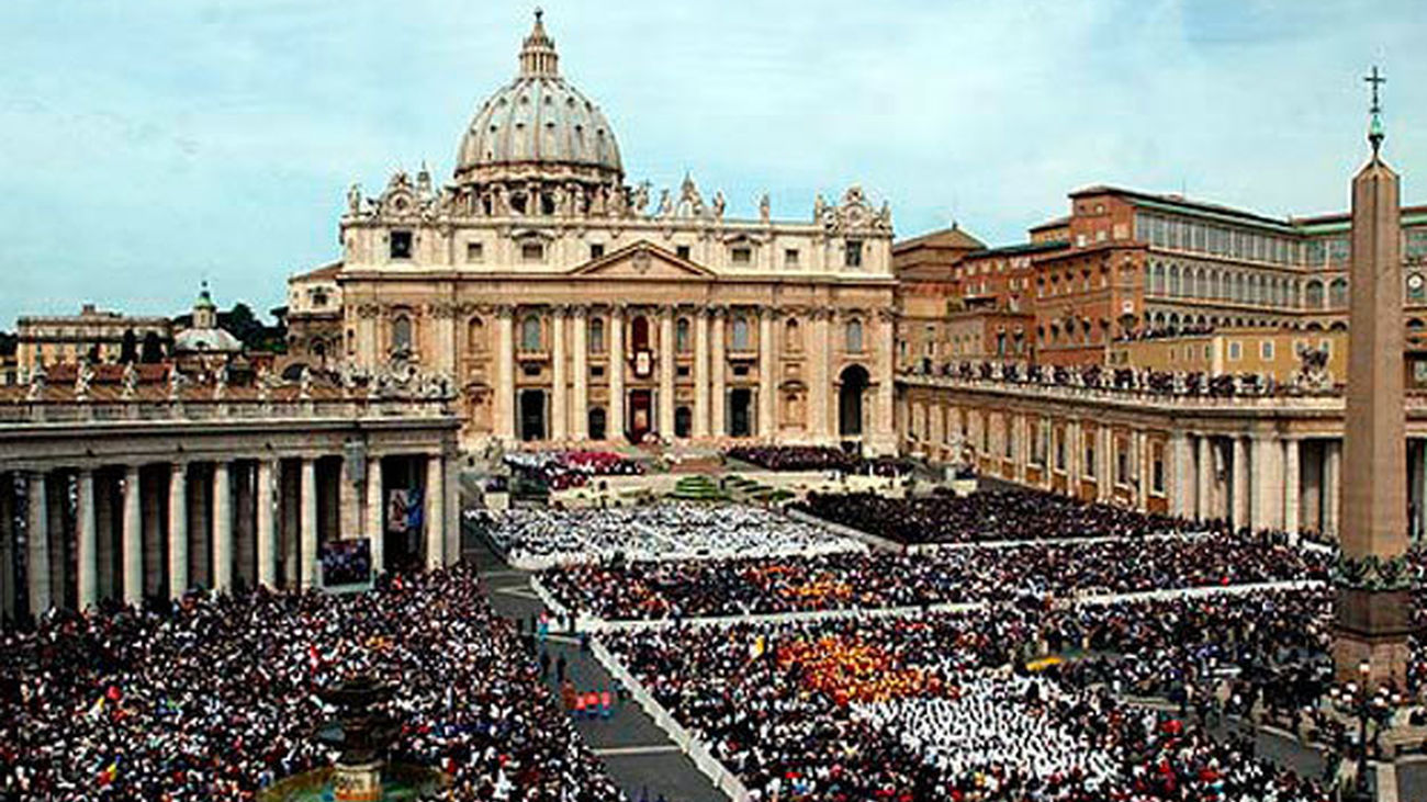 La plaza de San Pedro se llena de fieles para la vigilia por Siria