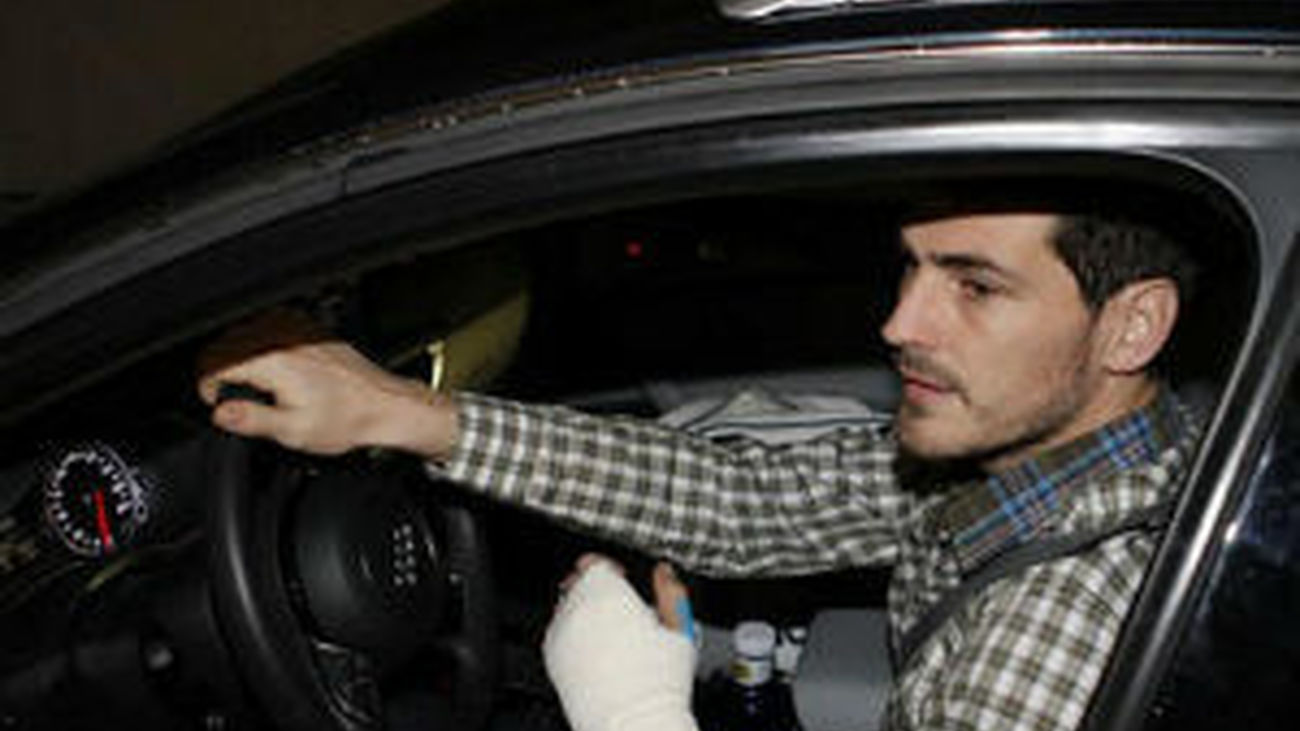 Casillas conduce con una escayola
