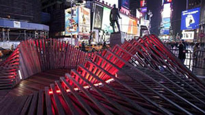Times Square celebra San Valentín  con una gran escultura en forma de corazón