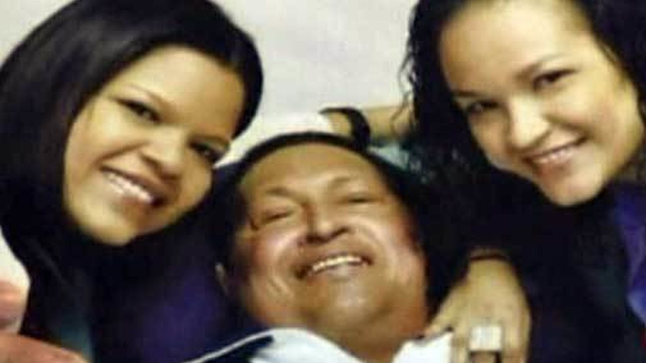 Chávez respira a través de una cánula traqueal