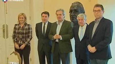 La Comunidad de Madrid impulsará la contratación de mayores de 45 y las prácticas de jóvenes