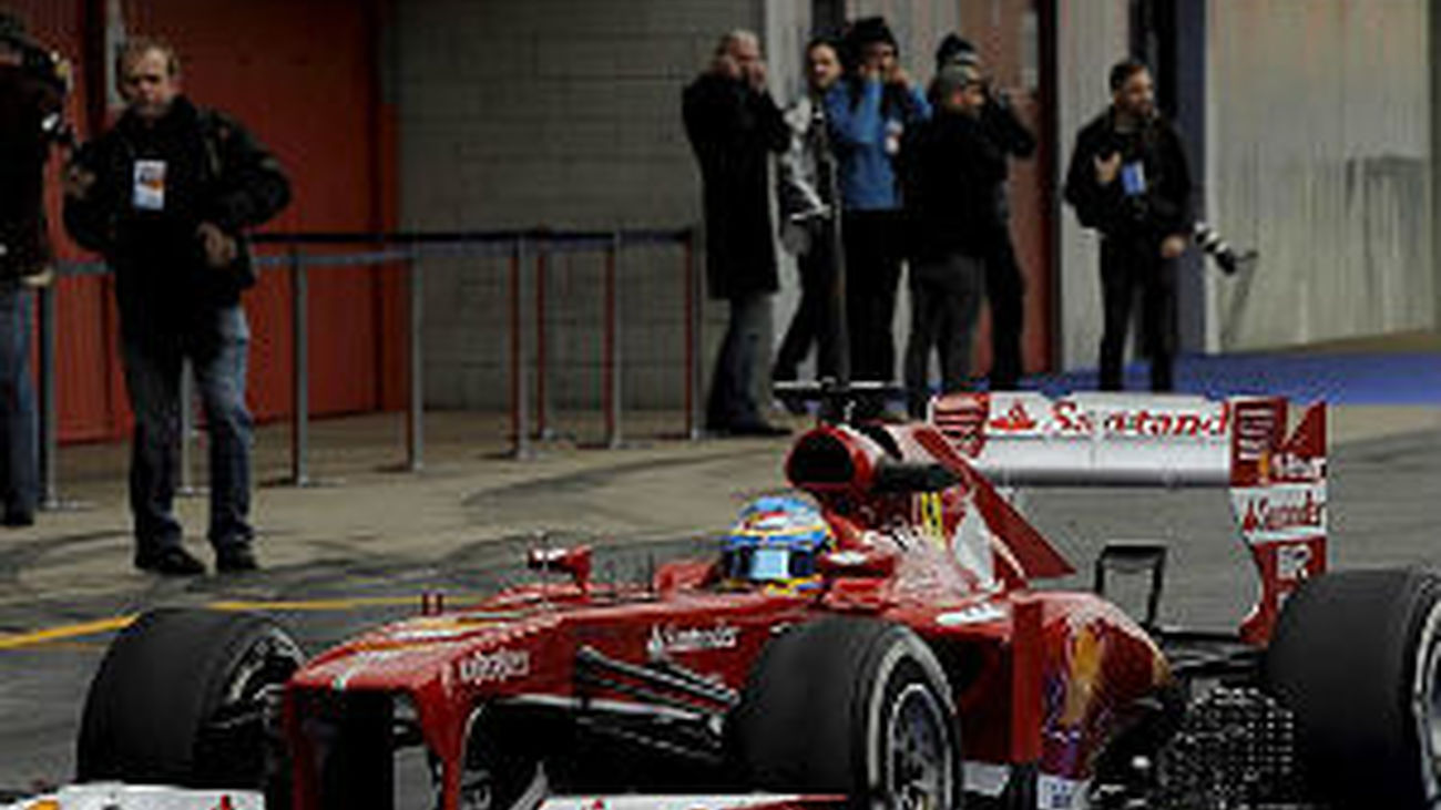 Alonso prueba el nuevo Ferrari en Montmeló
