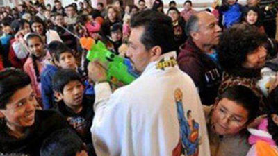 Un cura mexicano oficia la misa con la casulla decorada con superhéroes