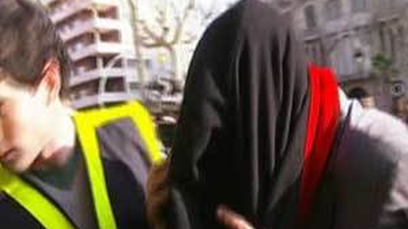 Agentes de la Policía Nacional registran la sede de Método 3 con la presencia del propietario