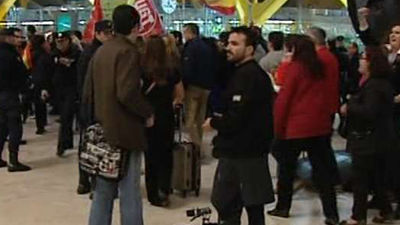 5.000 trabajadores de Iberia respaldan en Barajas endurecer las movilizaciones