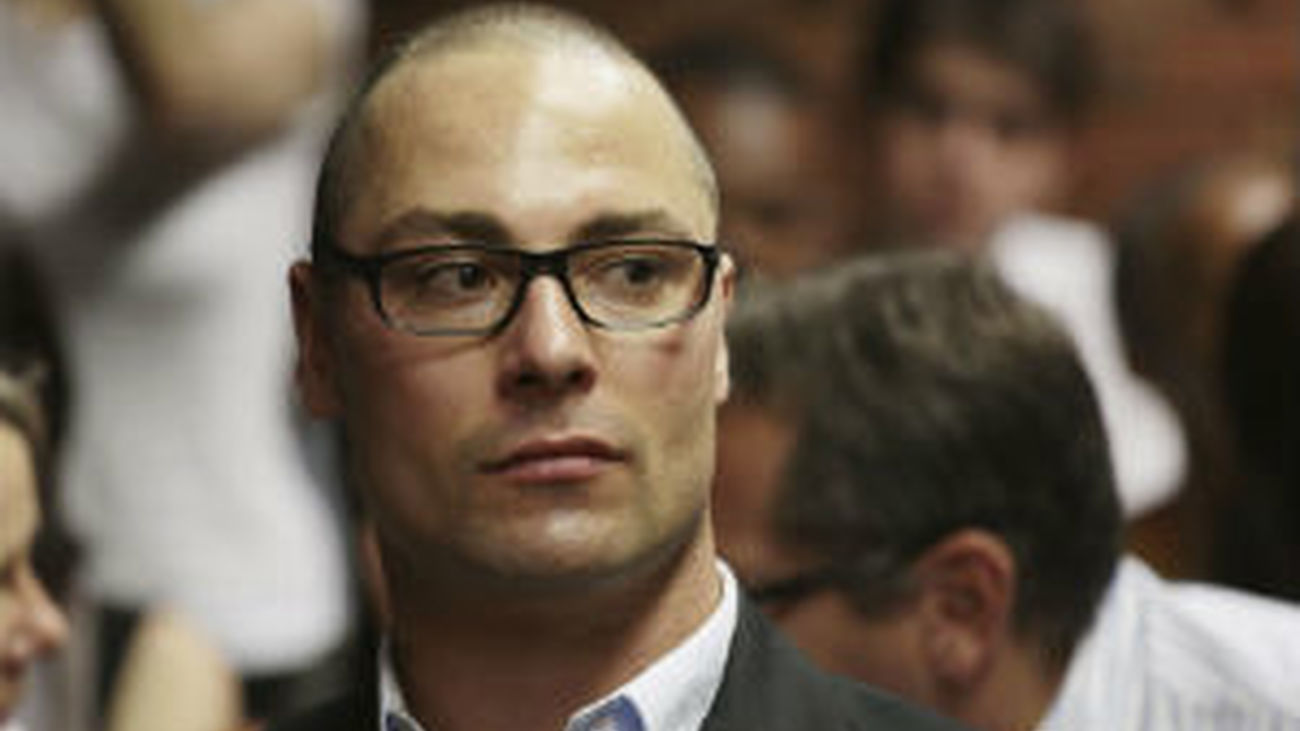 El hermano de Oscar Pistorius, acusado de homicidio voluntario