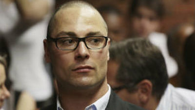 El hermano de Oscar Pistorius, acusado de homicidio voluntario