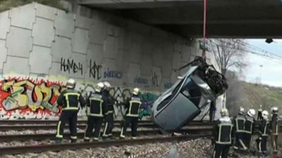 Dos personas heridas tras caer un coche sobre las vías del tren en Coslada