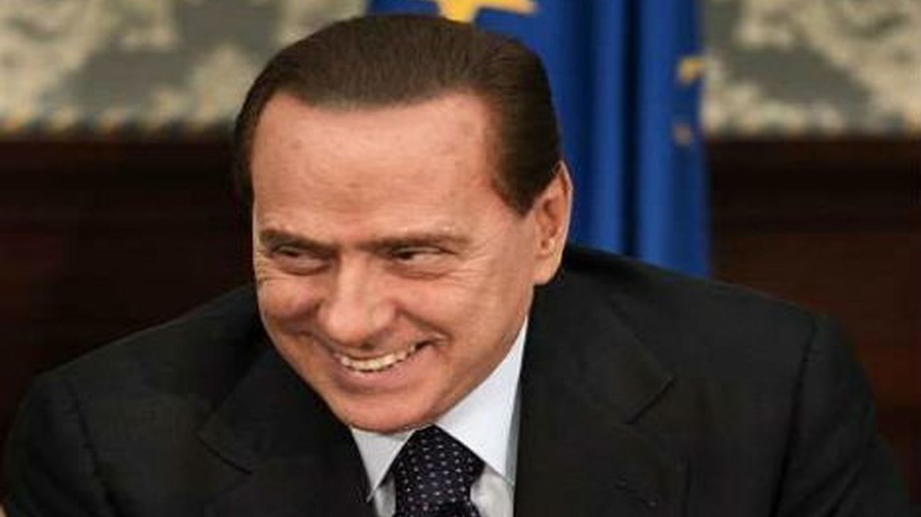 Berlusconi pide "sacrificios" a todos para poder gobernar el país