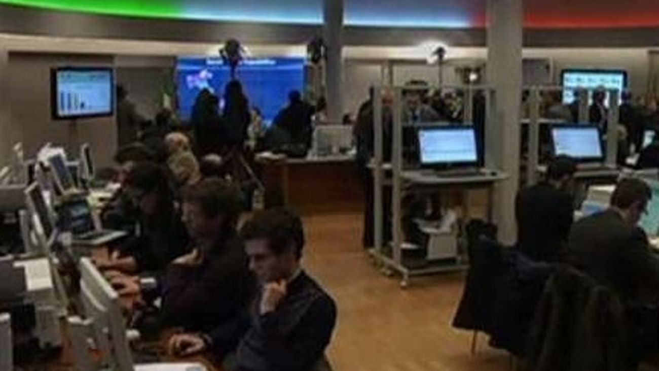 La prima de riesgo cierra en los 391 puntos y el Ibex se desploma un 3,2%