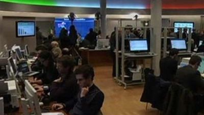 La prima de riesgo cierra en los 391 puntos y el Ibex se desploma un 3,2%