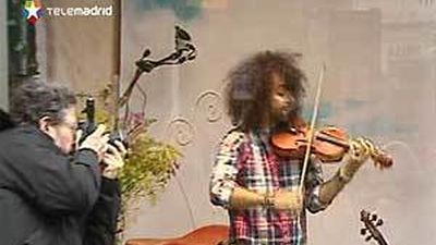 El violinista Ara Malikian ofrece un concierto en un escaparate de la Gran Via