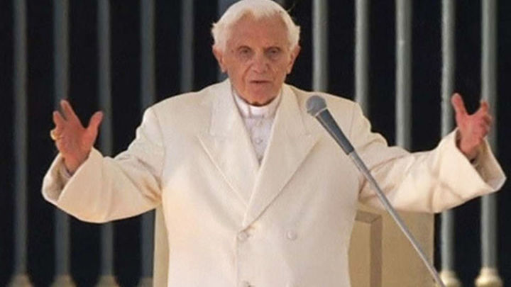 Benedicto XVI:  "No abandono  la Cruz, permanezco en el servicio a la oración"
