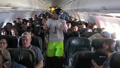 Investigan a una aerolínea  por un "Harlem Shake" en pleno vuelo