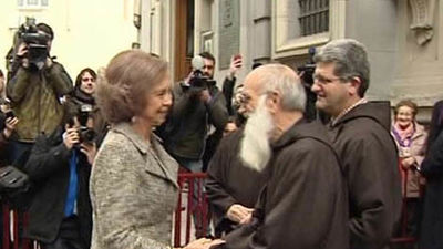La Reina recibida con aplausos por los feligreses en el templo de Jesús de Medinaceli